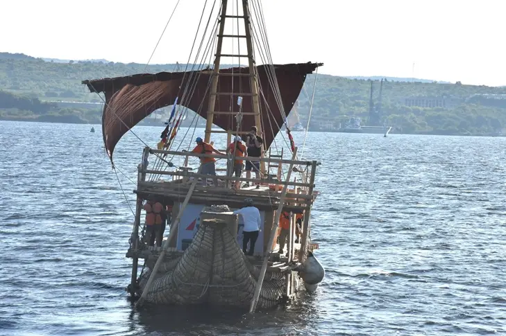 Първо плаване с тръстиковата лодка, построена край Варна