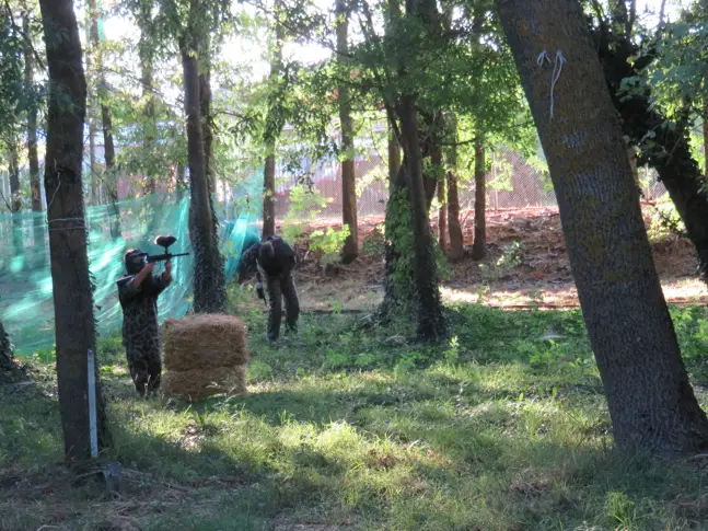 Състезание по пейнтбол донесе много адреналин и настроение на младежите в Болярово в навечерието на празника