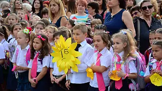 Близо 2900 ученици започват училище във Варна