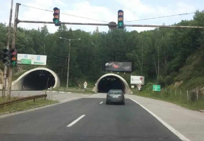 Продължават ремонтите в тунела „Траянови врата“