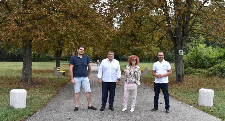 Дарените нови кошчета за боклук са вече на централната алея в парк "Кайлъка" в П...