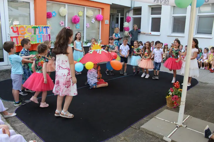 В ДГ „Космонавт“ посрещнаха Еньовден и лятото