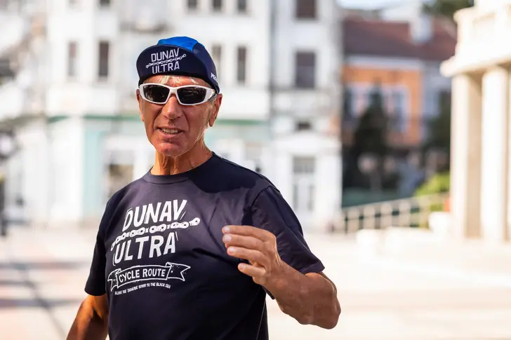 Майстор на спорта по колоездене помага на незрящи деца