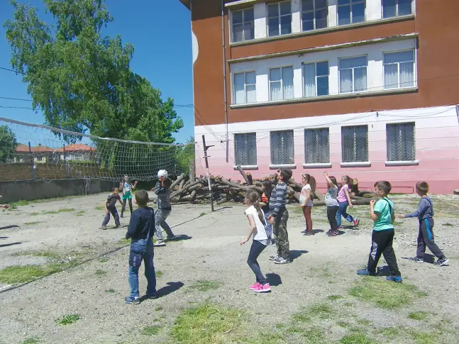 Училище само с 21 деца пази село Голямо Градище живо