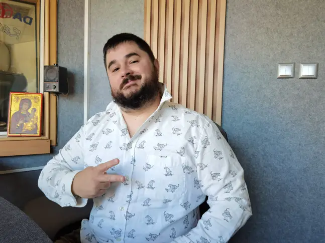 „Ходещият по вода“ минава между буквите