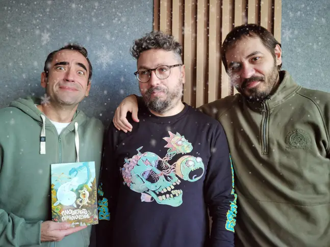 Две плюшени играчки потеглят към морето