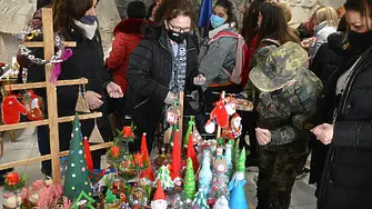 Коледен базар на областната управа в Хасково за 