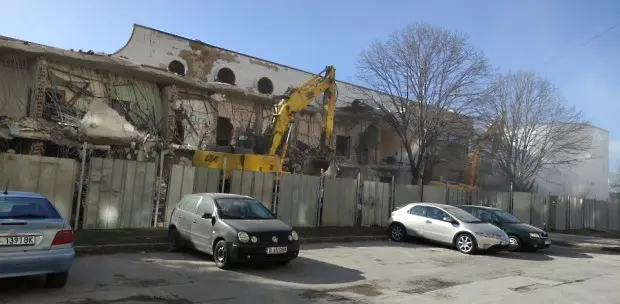 Екоинспекцията във Варна проверява събарянето на дом „Младост”