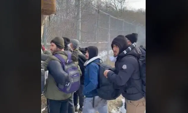 В Tik Tok: Мигранти показаха как се прескача оградата с Турция (видео)
