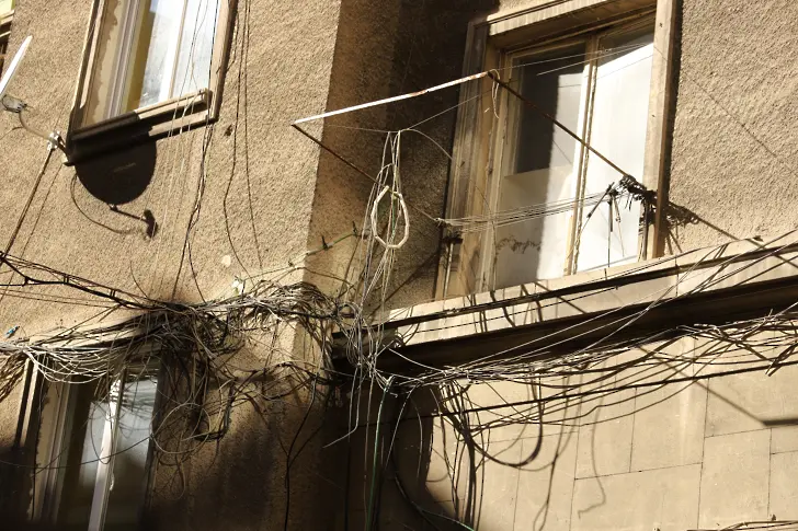 Отново висят кабели по улици в центъра на София 