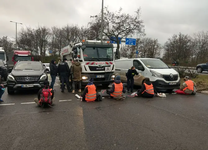 Екоактивисти се залепиха за асфалта на основен път в Берлин