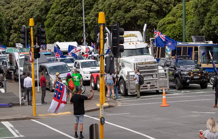 Камиони се струпаха и около парламента на Нова Зеландия, вдъхновени от протеста в Отава