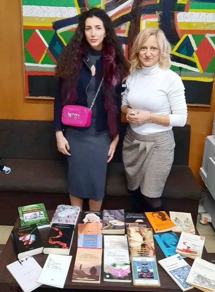 Савина Езекиева дари книги на Регионалната библиотека във Враца