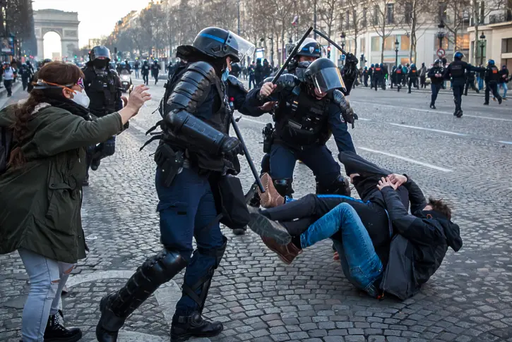 Полицията в Париж задържа над 80 участници в 