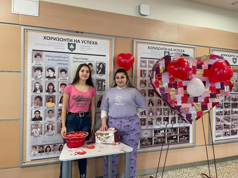 Учениците от Математическата гимназия във Враца продаваха благотворително сладкиши