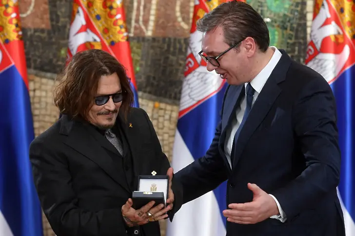 Вучич връчи на Джони Деп орден за заслуги към Сърбия (снимки)