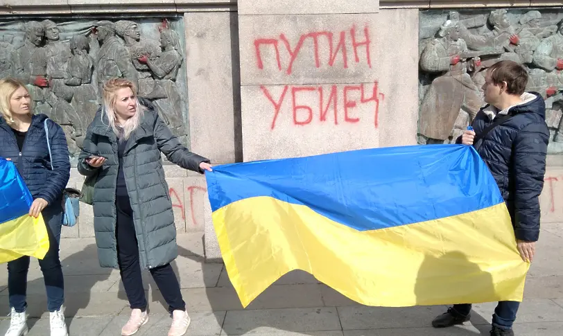 „Альоша“ осъмна с червени ръце и обидни надписи (СНИМКИ)