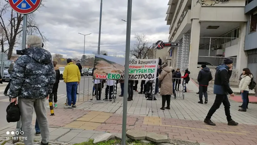 Протестиращите срещу кариерите над Белащица блокираха кръговото на Водната палата