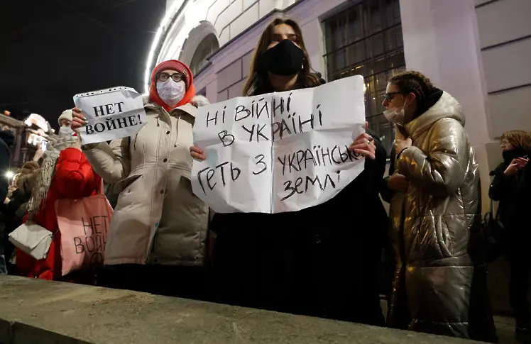 Русия задържа близо 1400 души на антивоенни протести (видео и снимки)