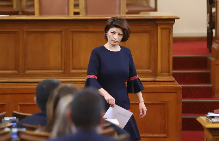 Атанасова: Ще подкрепим оставката на Янев, за по-малко от 80 дни само провали