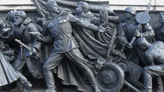 Полицията задържа трима младежи, написали „Save Ukraine“ на Паметника на съветската армия