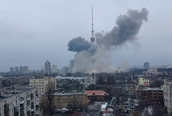 Удариха телевизионната кула в Киев, загинали са петима (видео)