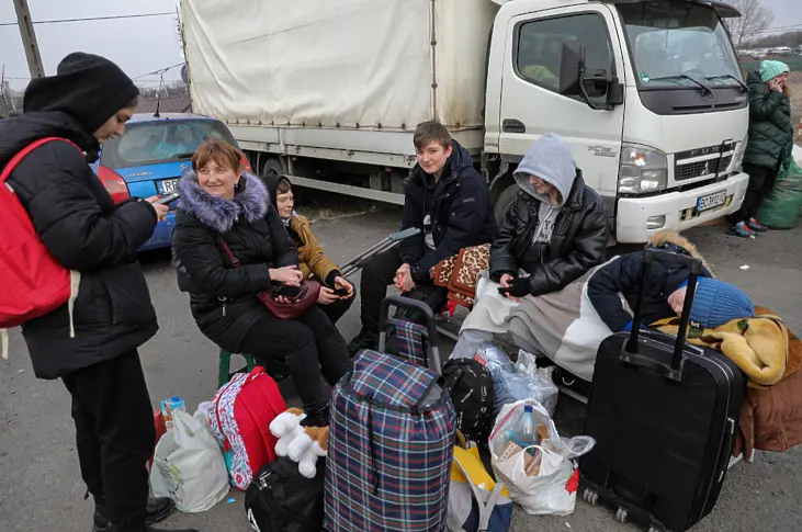 Първи изход на семейство по договорения между Русия и Украйна хуманитарен коридор