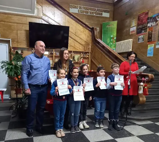 Наградиха участниците в 16-я благотворителен конкурс за мартеници/СНИМКИ/