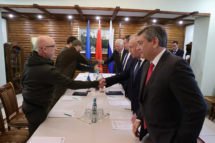 Украйна и Русия се споразумяха за хуманитарни коридори и временно прекратяване на огъня