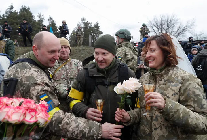 Украински военни се ожениха по време на войната (видео и снимки)