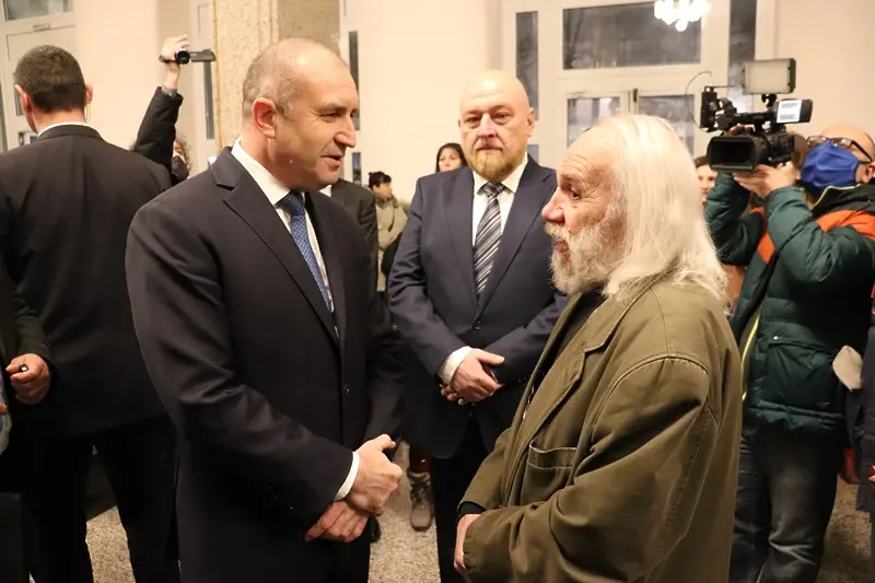 Русенският художник Володя Кенарев откри изложба в Доходното здание