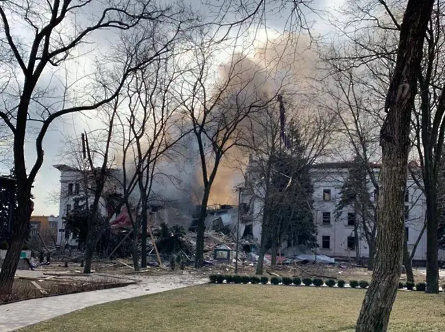 Киев: Русия бомбардира театъра в Мариупол въпреки огромните надписи „ДЕЦА“ отвън (видео)