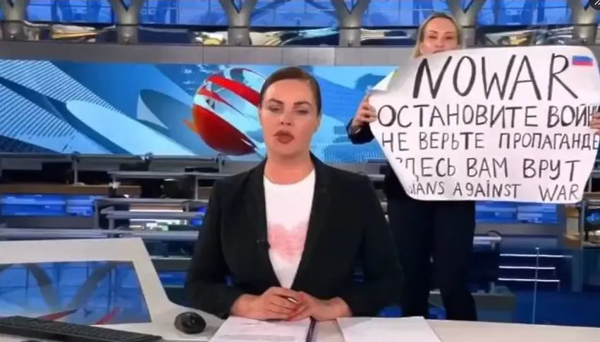 Редакторка нахлу в ефира на руска телевизия с антивоенен плакат (Видео)