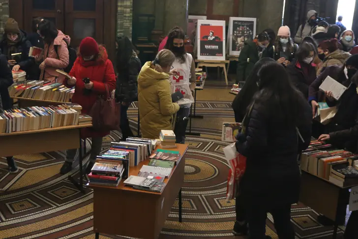 Благотворителeн книжен базар в подкрепа на хората от Украйна се проведе в Софийски университет