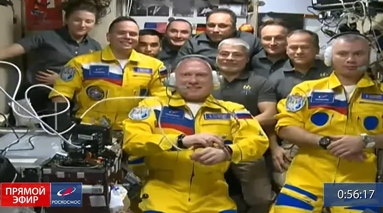 Руски космонавти излетяха в Космоса облечени в цветовете на Украйна (видео)