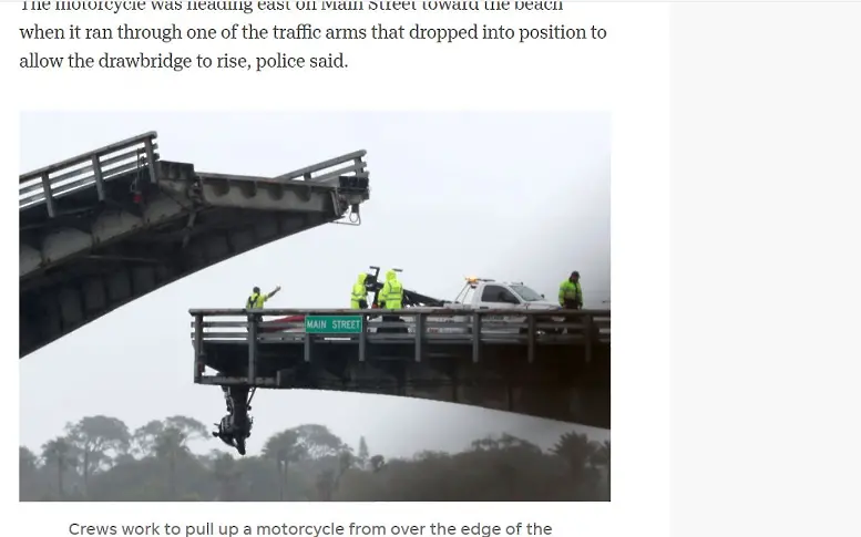 Моторист едва не падна в река от подвижен мост (видео)