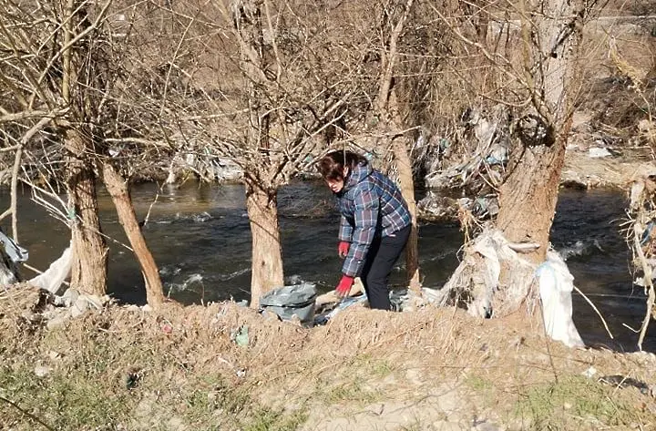 Жителите на Белица събраха 20 тона боклук от коритото на река Места