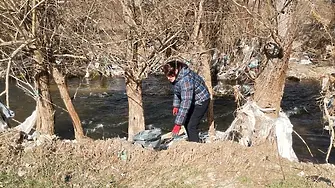 Жителите на Белица събраха 20 тона боклук от коритото на река Места