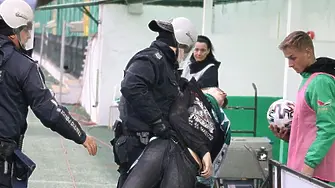 Полицията в Благоевград започна проверка на служителите, задържали футболен фен