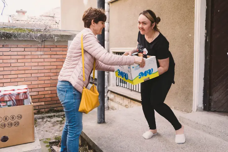 Подпомогнаха с хранителни продукти украинските бежанци, настанени в община Мездра