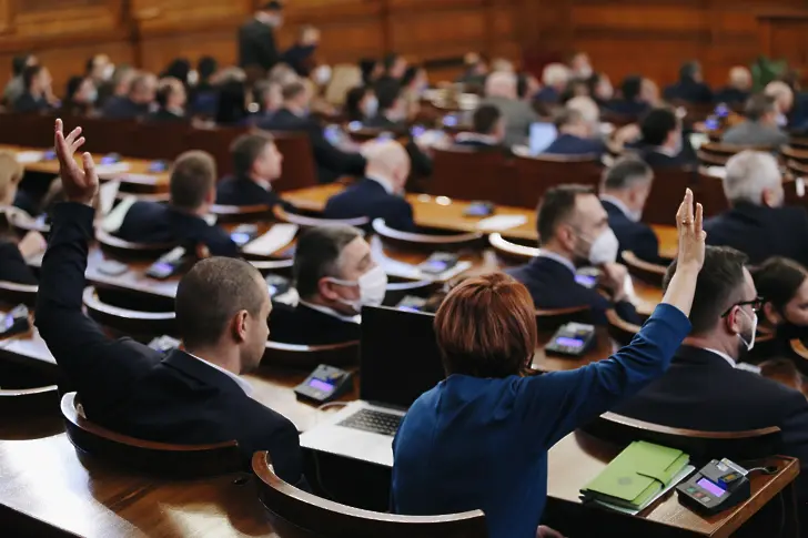 Петков не дойде в Народното събрание, опозицията недоволства 