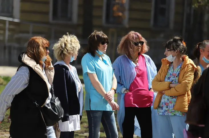 Медици излязоха на протест пред Александровска болница