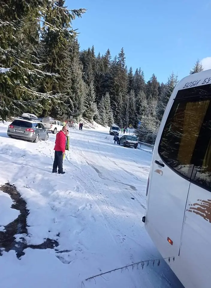 Пътна блокада на 5 см сняг за Пампорово, над час шофьори чакали помощ