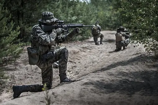 Защо руските войски използват клони на дървета за камуфлаж в Украйна?