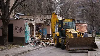 Багери събориха опасна постройка в Благоевград