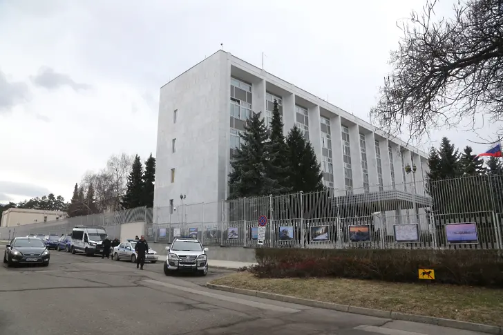 Кръщават зоната пред руското посолство в София „Героите на Украйна“
