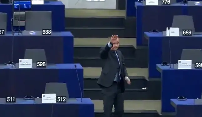 ЕП глобява евродепутата Ангел Джамбазки заради жеста, изтълкуван като нацистки поздрав
