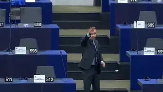 ЕП глобява евродепутата Ангел Джамбазки заради жеста, изтълкуван като нацистки поздрав