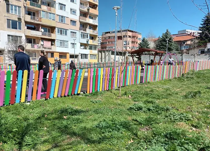 Обновяват детските площадки за лятото