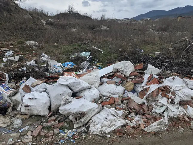 Десетки сметища и замърсени терени откриха екоексперти в Родопите